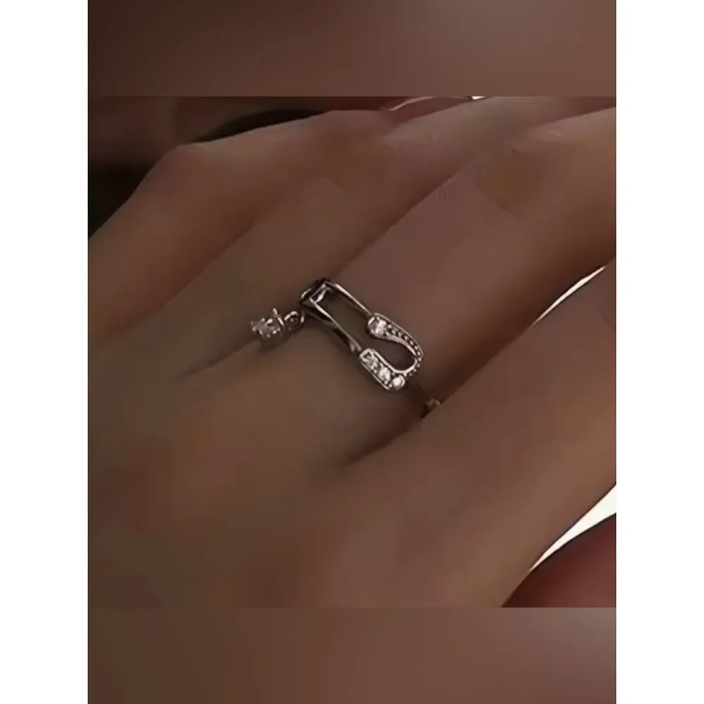 The dangle pin ring in 925 silver